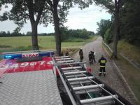 Pożar balotów słomy oraz szkło na drodze
