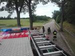 Pożar balotów słomy oraz szkło na drodze